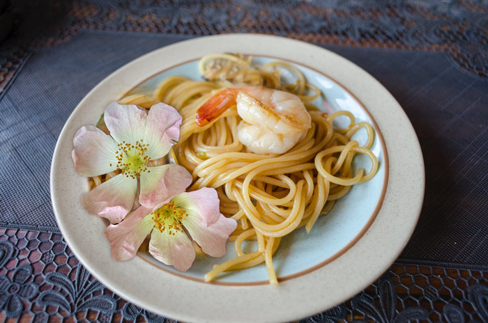 PASTA WITH ROSES